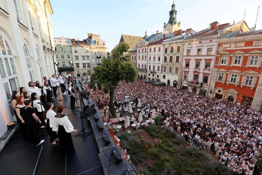 10 тисяч людей у серці Львова: хор «Гомін» зібрав площу Ринок у День Незалежності